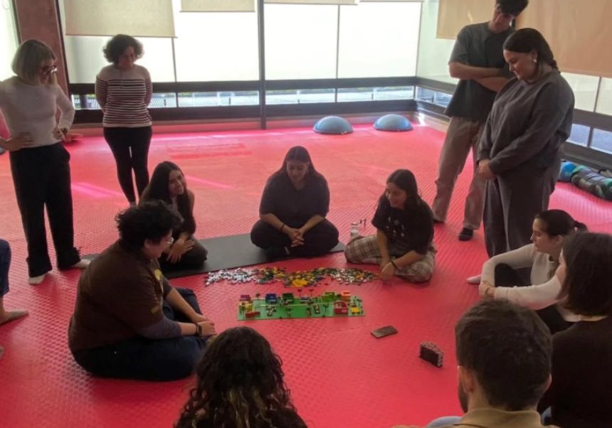 Participantes en Fisioterapia utilizando la metodología Lego Serious Play®